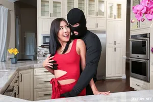 Bà xã hờ hửng, anh Chồng yêu được cô em dâu chăm sóc
