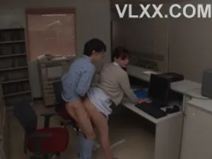 ông chồng mải mê công việc, cô vợ tìm đồng nghiệp thụ thai cho mình